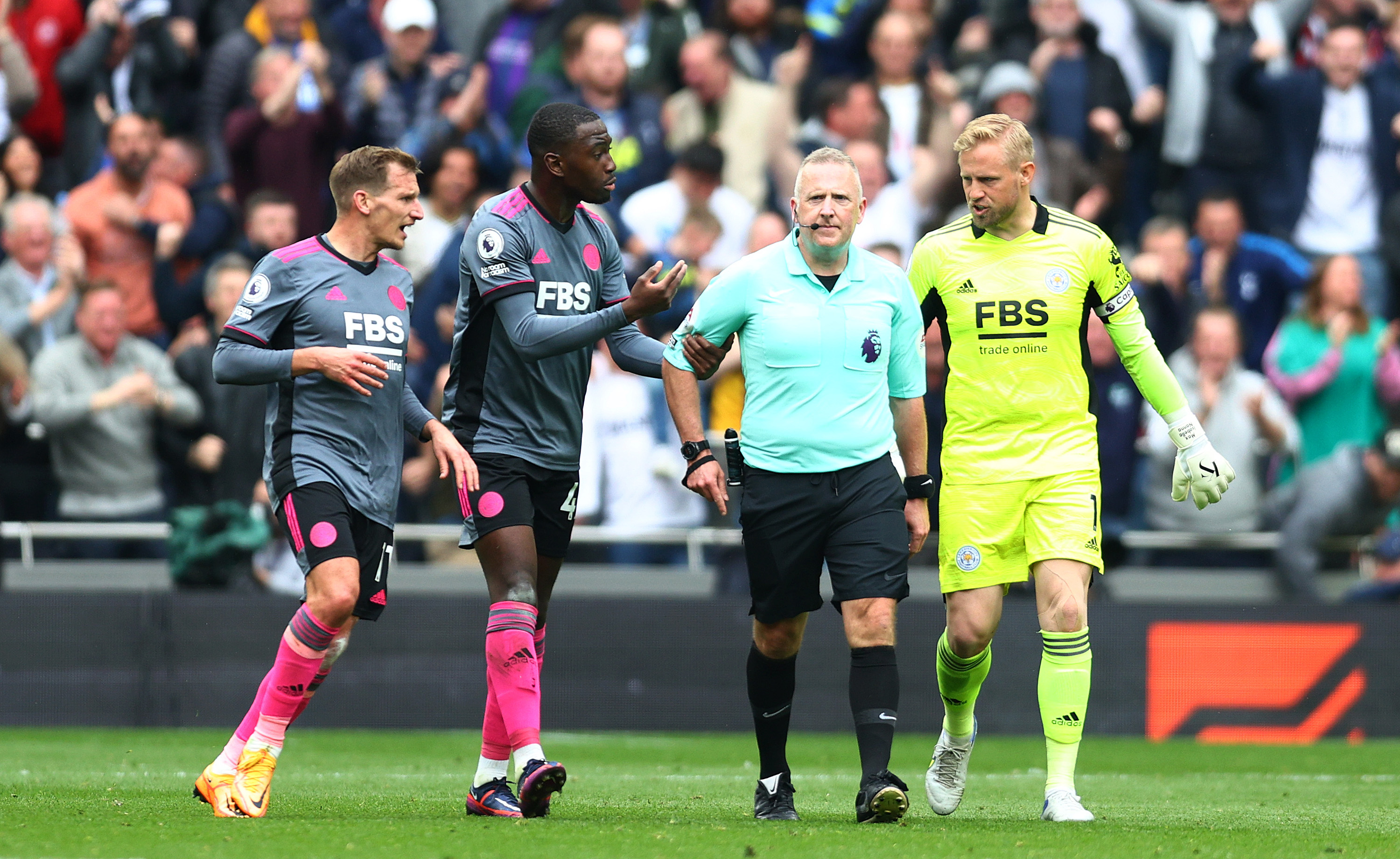  Kasper Schmeichel and Marc Albrighton of Leicester City complain to Referee Jonathan Moss after Heung-Min Son of Tottenham Hotspur scored their sides second goal during the Premier League match between Tottenham Hotspur and Leicester City at Tottenham Hotspur Stadium on May 01, 2022 in London, England. (Photo by Clive Rose/Getty Images)