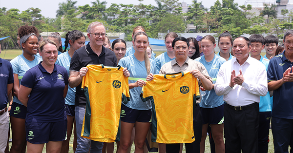 Australian Prime Minister Anthony Albanese meets CommBank Young Matildas players and coaching staff in Hanoi