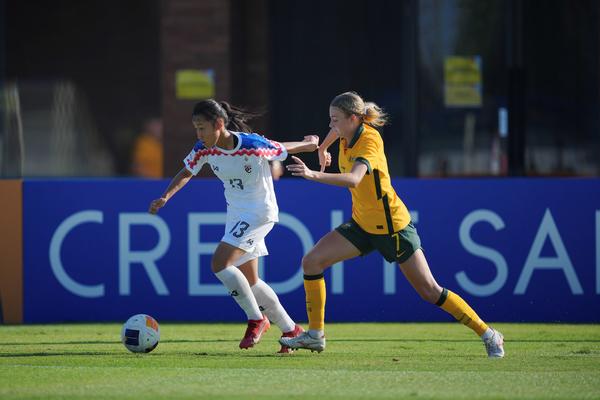 Sian Dewey of the Junior Matildas contests for the ball against Thailand at the AFC U17 Women's Asian Cup. Photo: Vachira Kalong