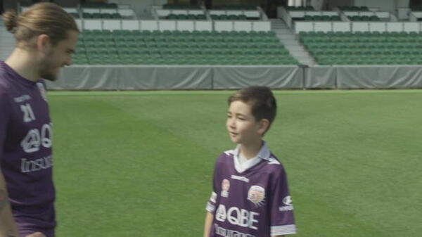 Yoshi meets Glory's Socceroo