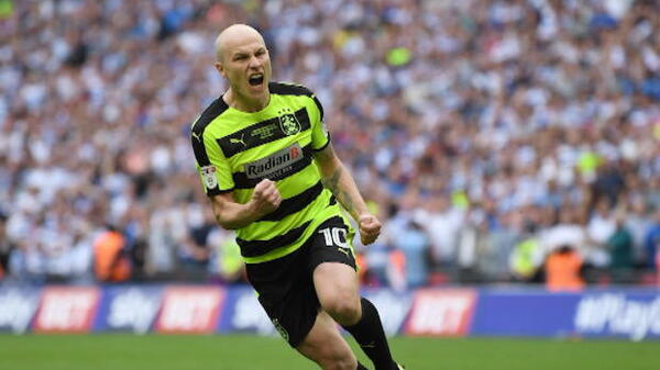 Huddersfield boss hails 'outstanding' Mooy